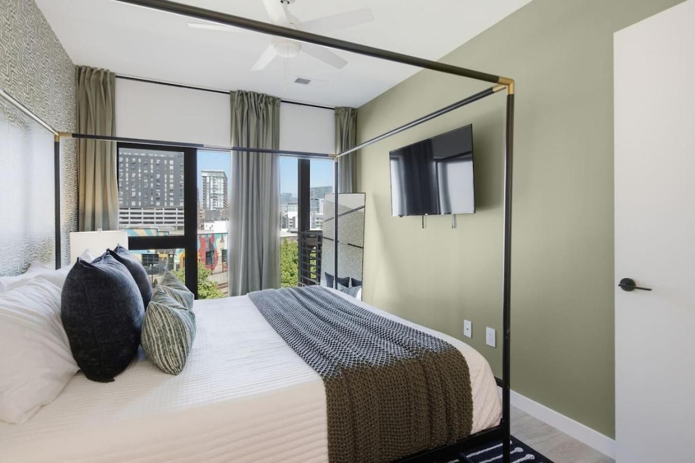 Upscale In Downtown With Pool, Balcony, Gym And Garage Nashville