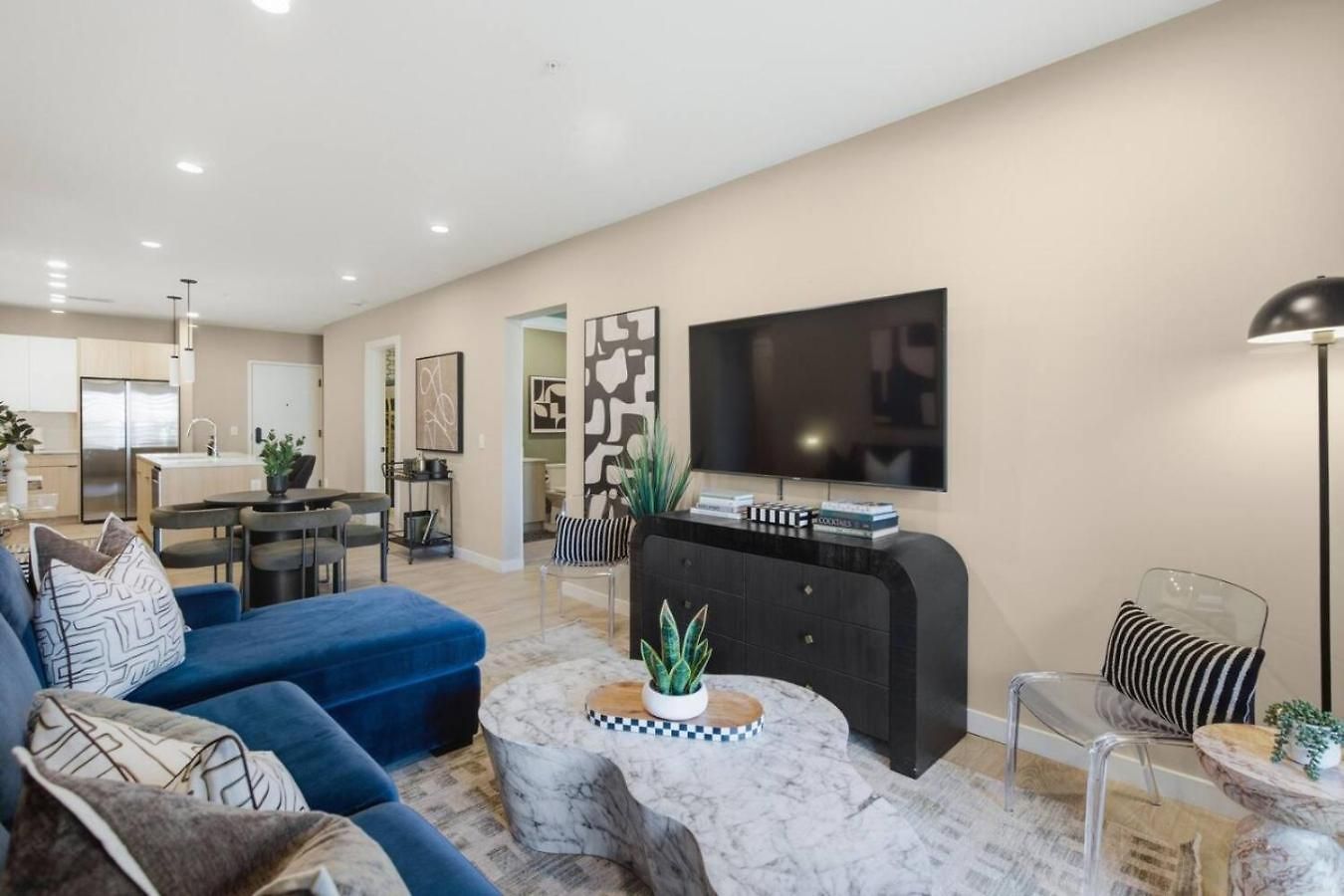 Upscale In Downtown With Pool, Balcony, Gym And Garage Apartment