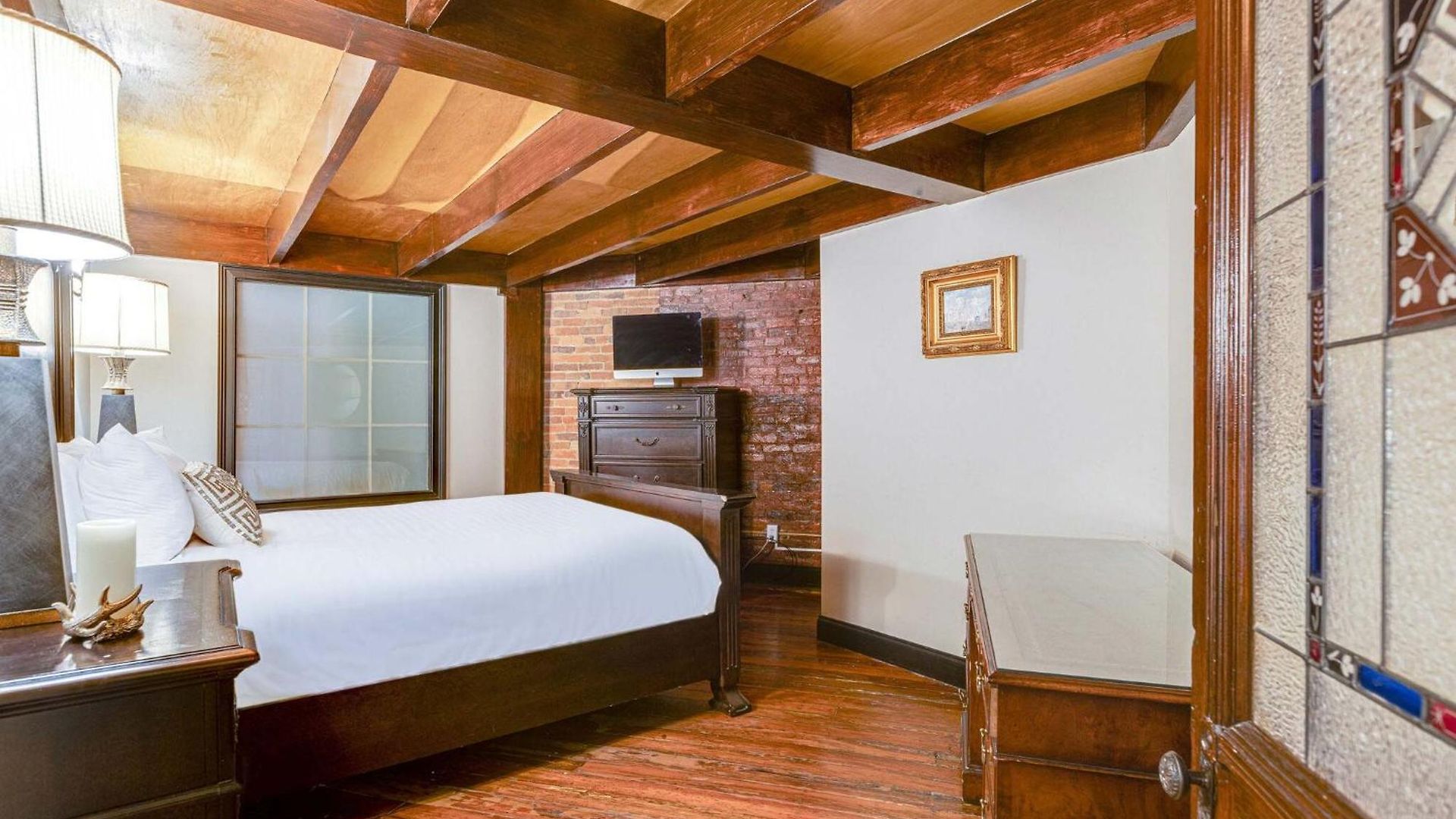 Historic Riverfront For 8 Near Broadway