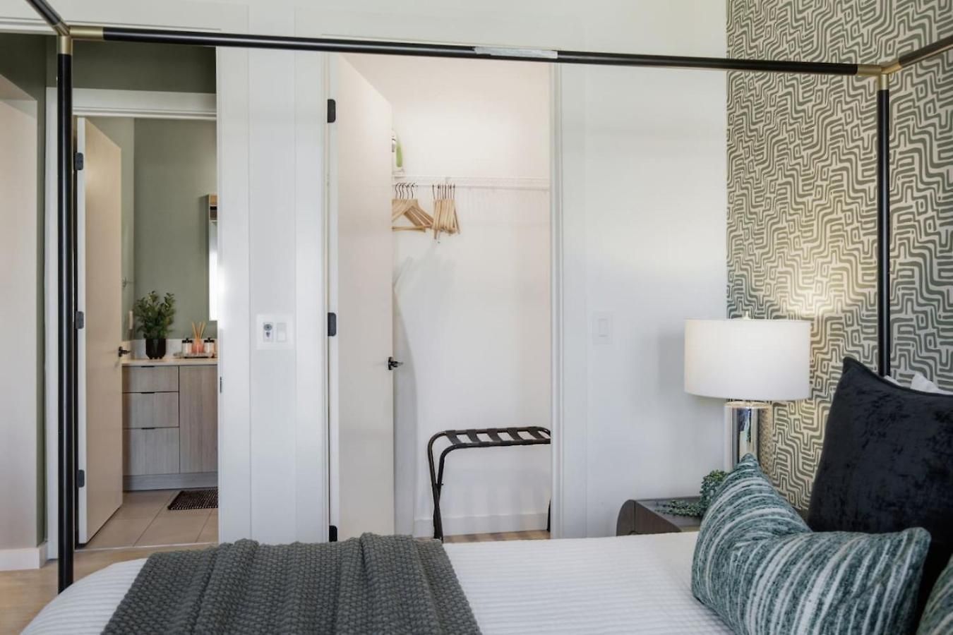 Upscale In Downtown With Pool, Balcony, Gym And Garage Nashville