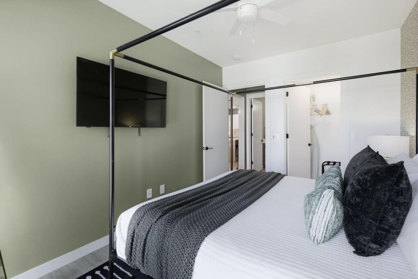 Upscale In Downtown With Pool, Balcony, Gym And Garage * Nashville