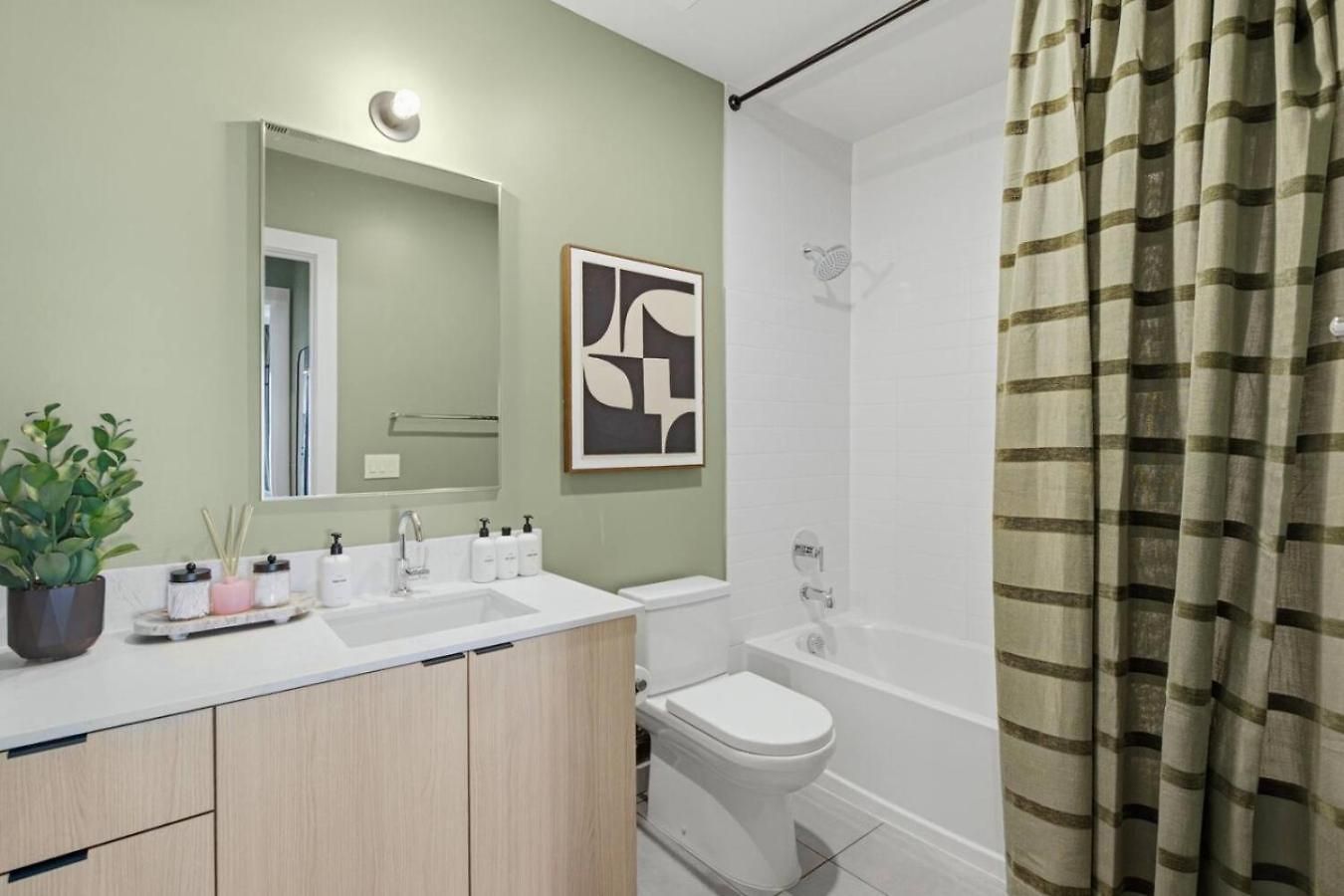 Apartment Upscale In Downtown With Pool, Balcony, Gym And Garage *