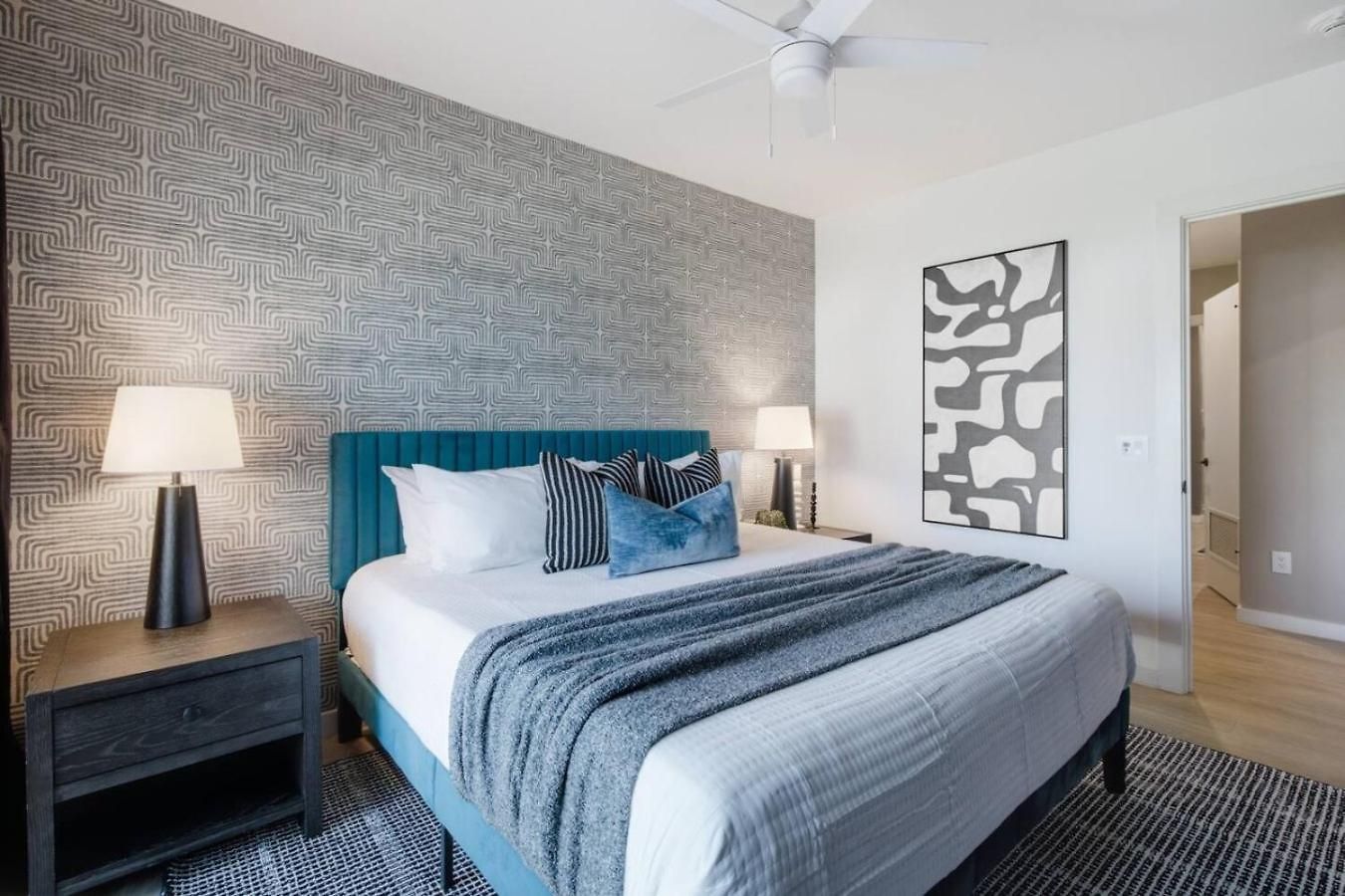 Upscale In Downtown With Pool, Balcony, Gym And Garage
