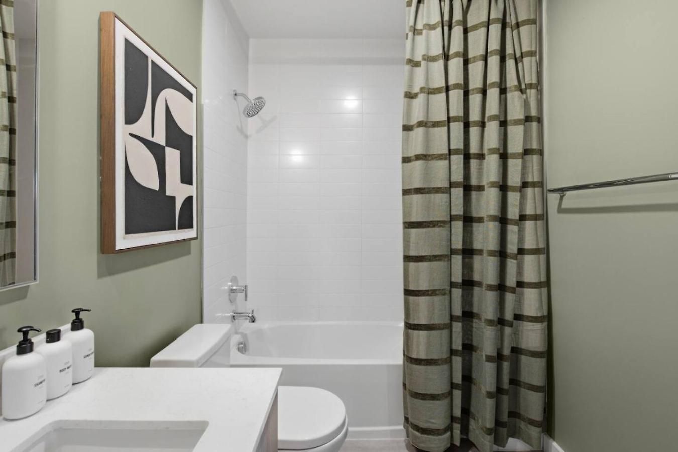Upscale In Downtown With Pool, Balcony, Gym And Garage *