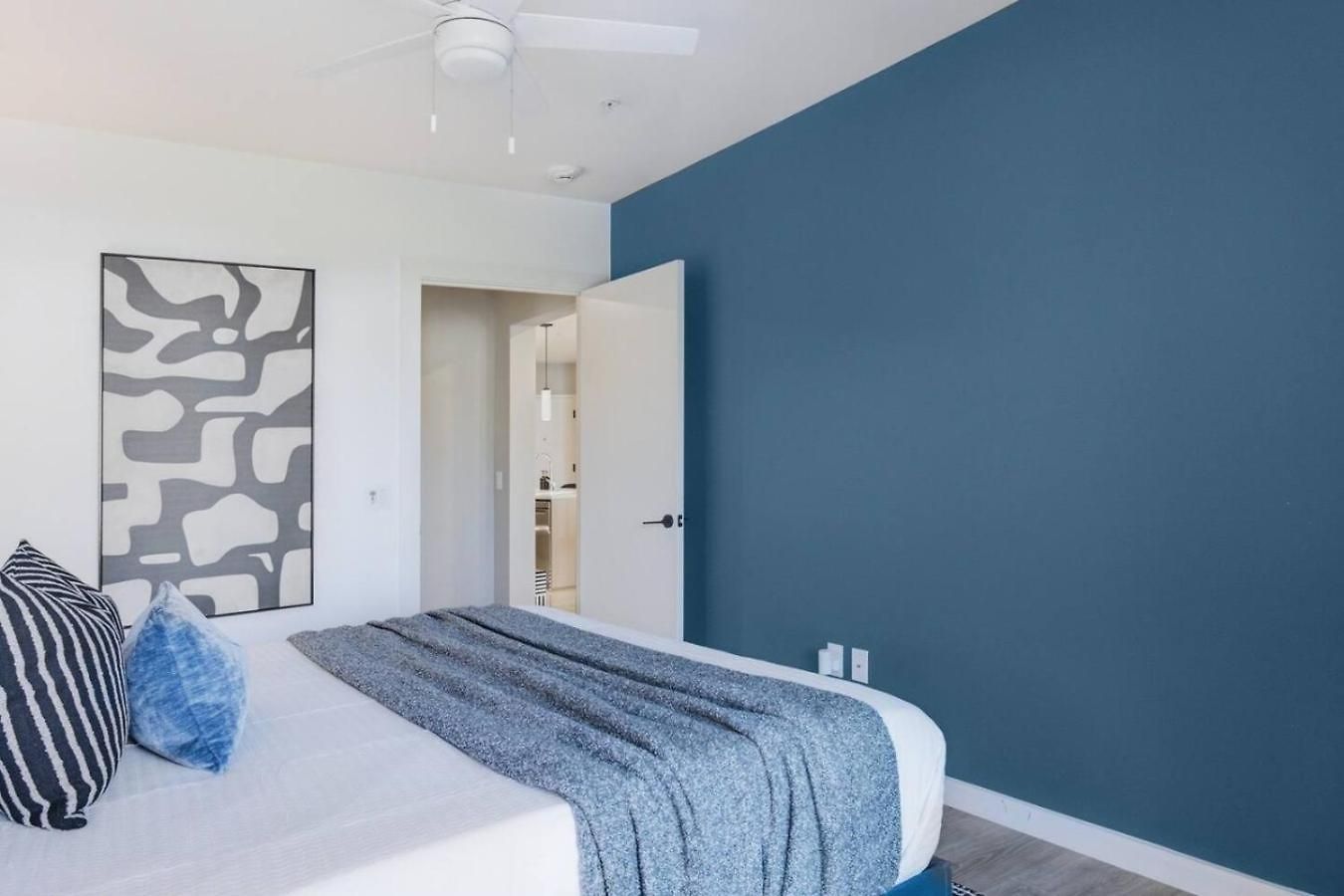 Upscale In Downtown With Pool, Balcony, Gym And Garage Apartment