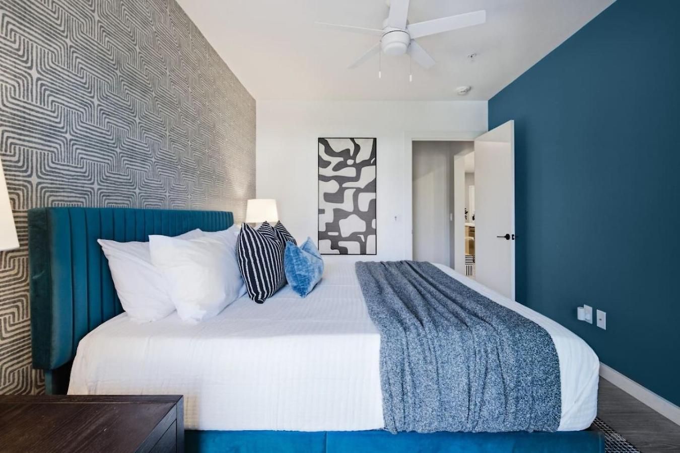 Upscale In Downtown With Pool, Balcony, Gym And Garage Apartment *