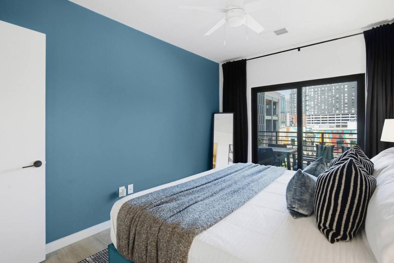 Upscale In Downtown With Pool, Balcony, Gym And Garage * Nashville