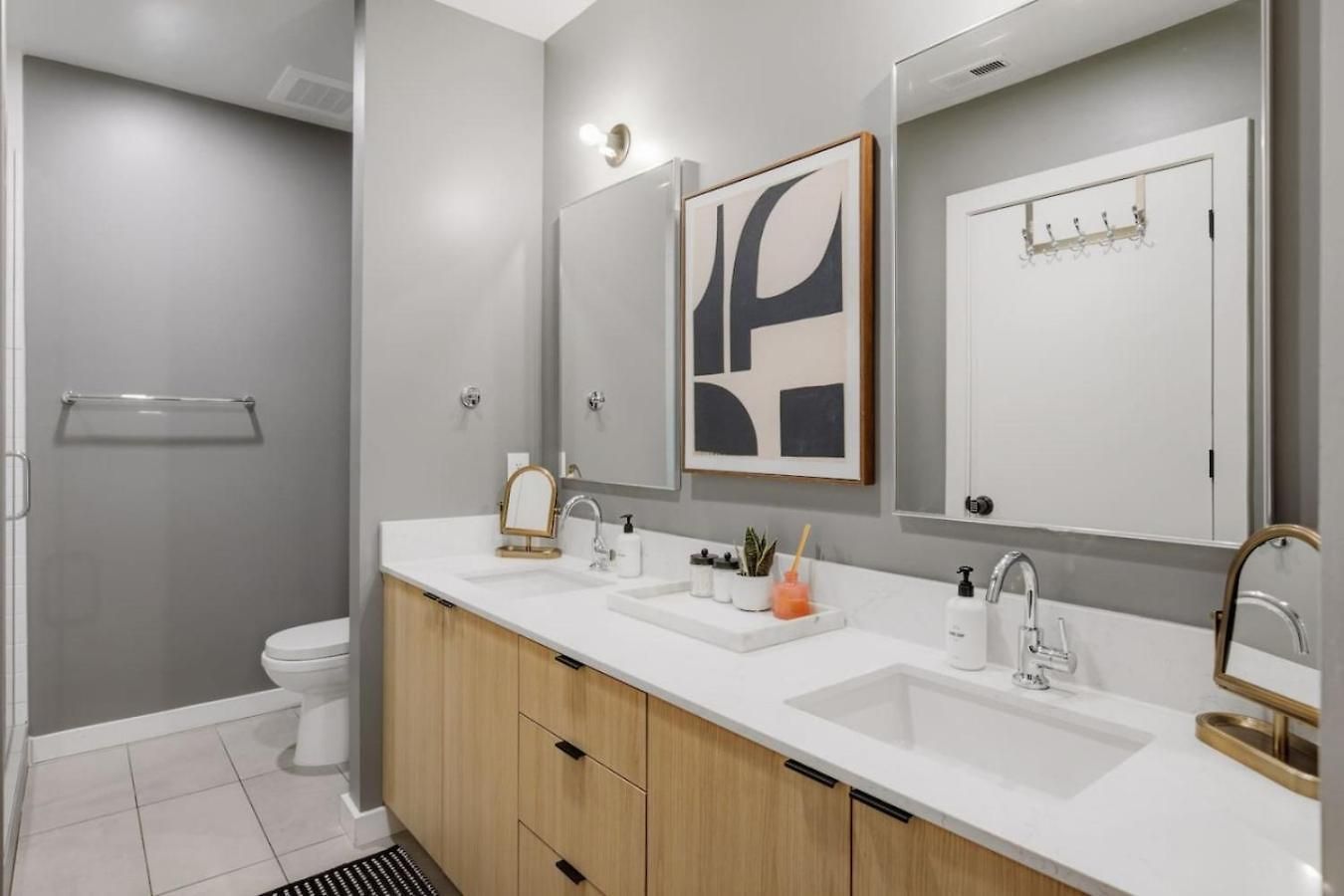 Upscale In Downtown With Pool, Balcony, Gym And Garage