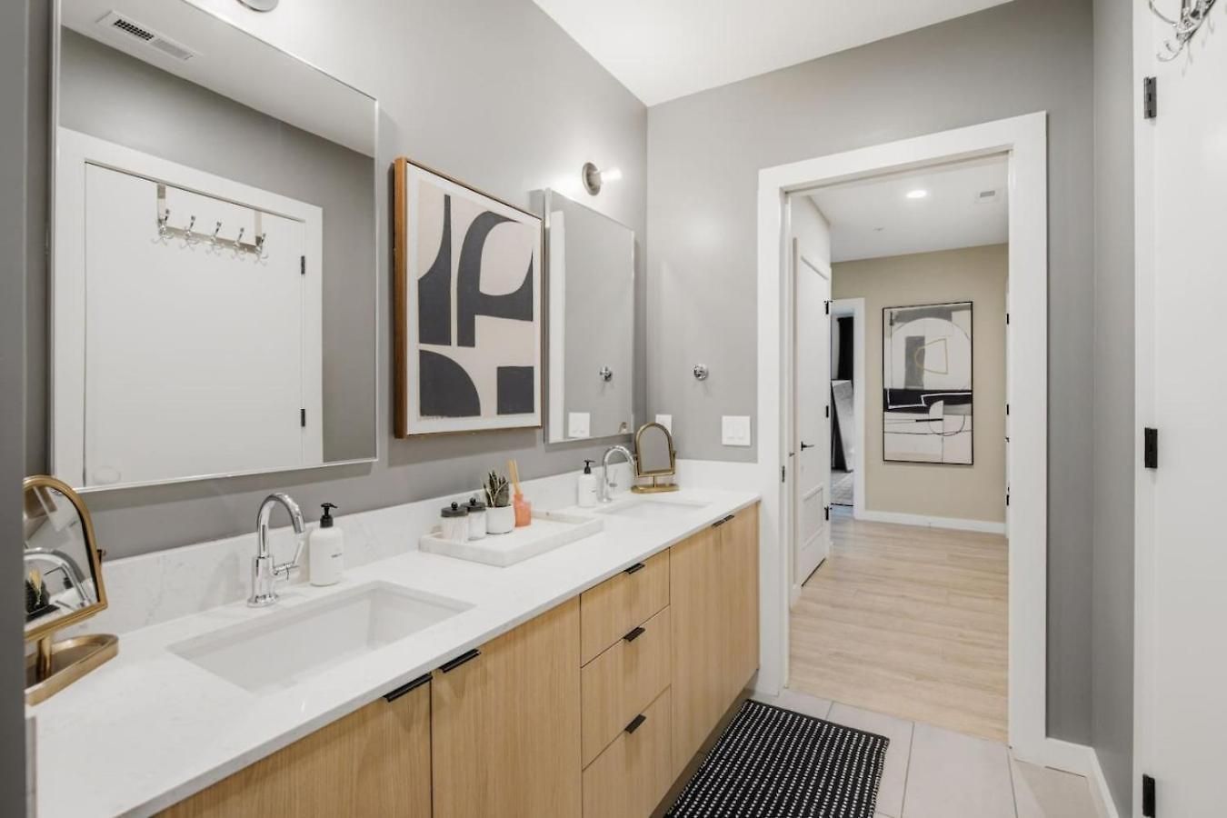 Upscale In Downtown With Pool, Balcony, Gym And Garage Apartment