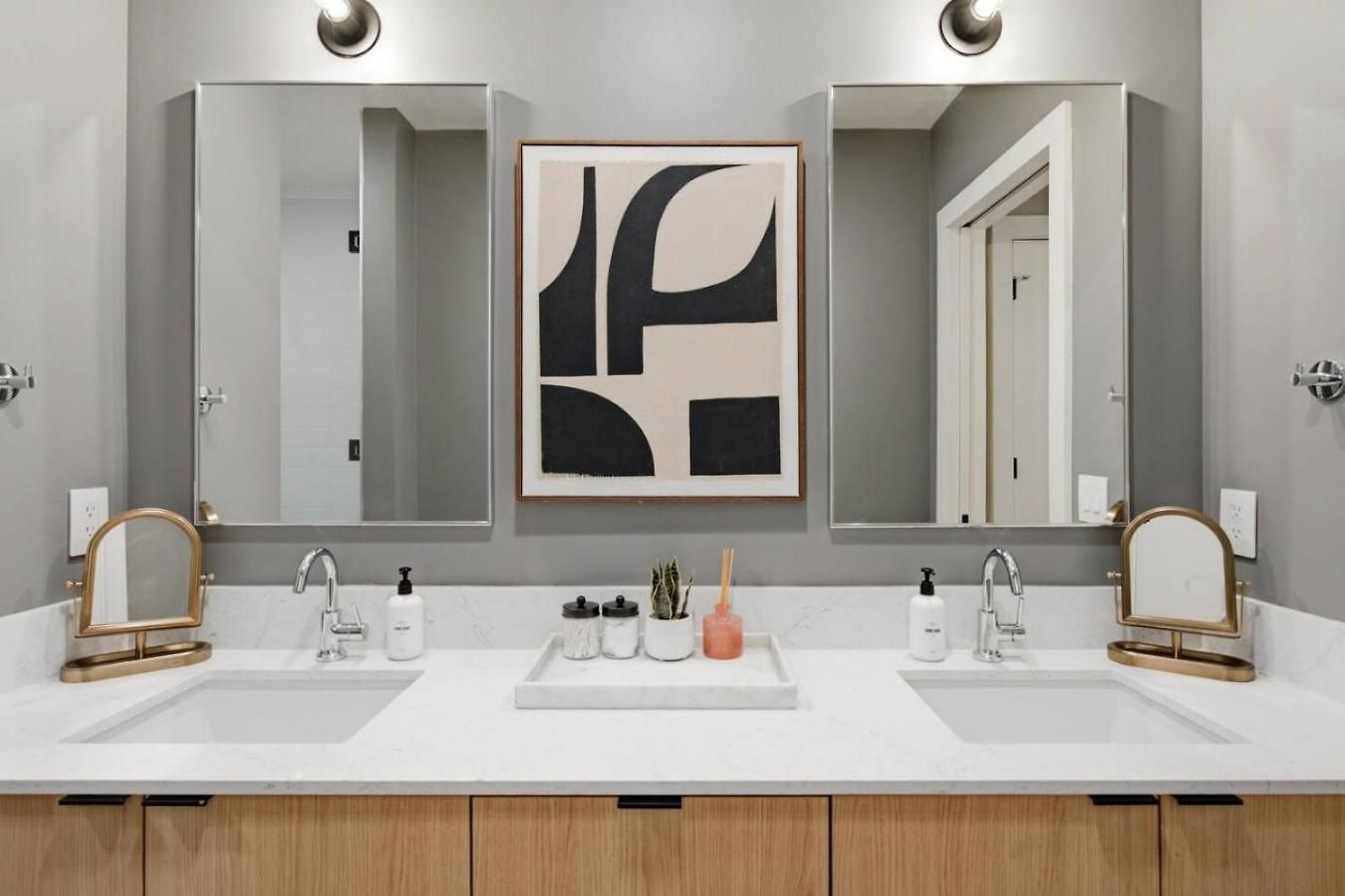 Upscale In Downtown With Pool, Balcony, Gym And Garage Apartment