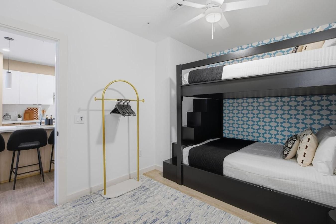 Upscale In Downtown With Pool, Balcony, Gym And Garage