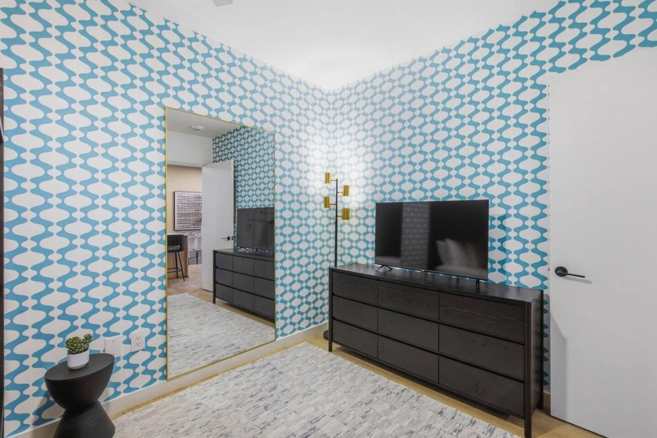 Upscale In Downtown With Pool, Balcony, Gym And Garage * Nashville
