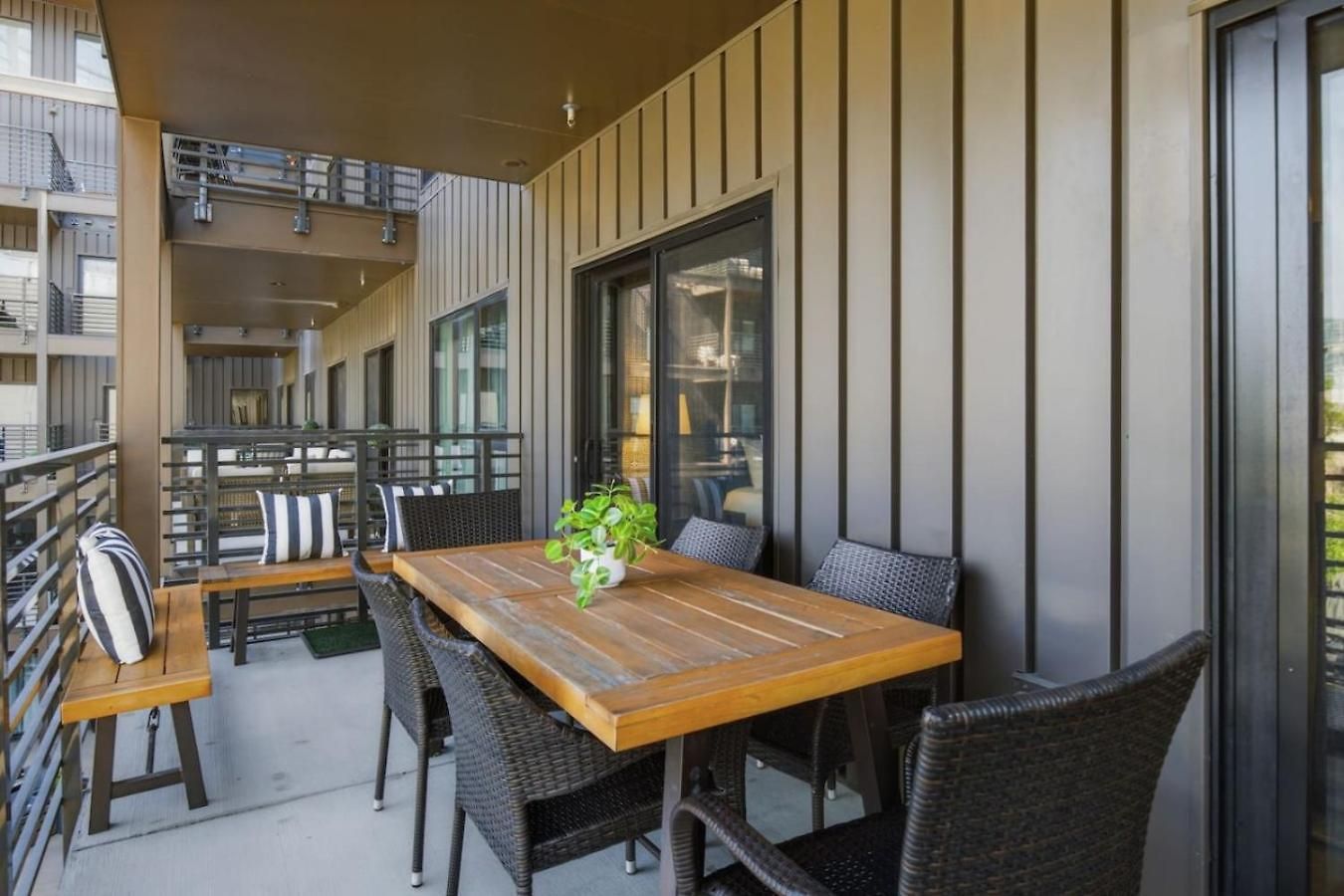 Upscale In Downtown With Pool, Balcony, Gym And Garage Apartment Nashville