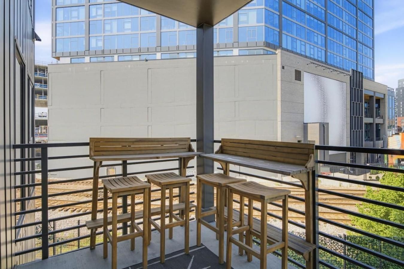 Upscale In Downtown With Pool, Balcony, Gym And Garage Apartment