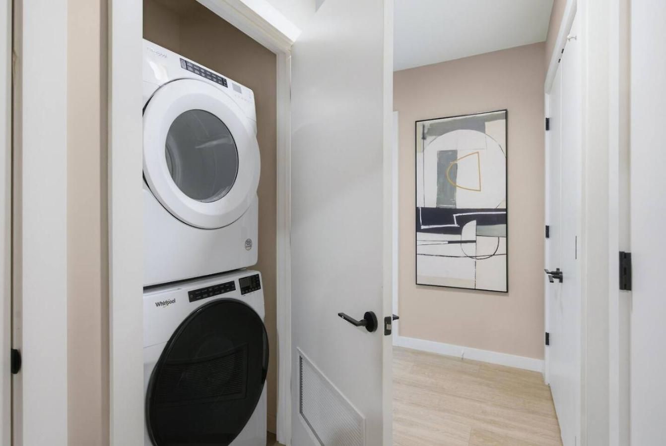 Upscale In Downtown With Pool, Balcony, Gym And Garage *