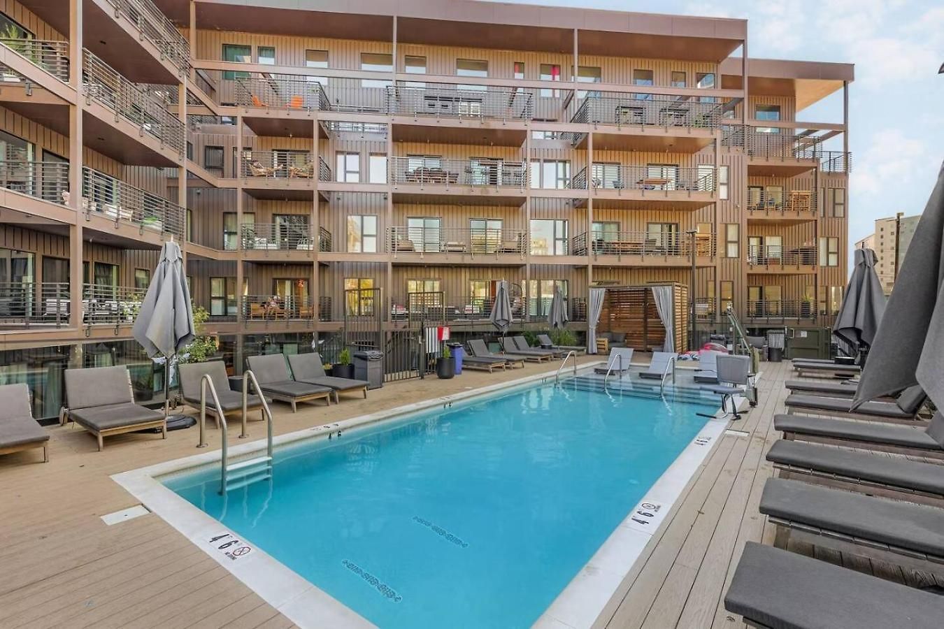 Upscale In Downtown With Pool, Balcony, Gym And Garage Apartment Nashville