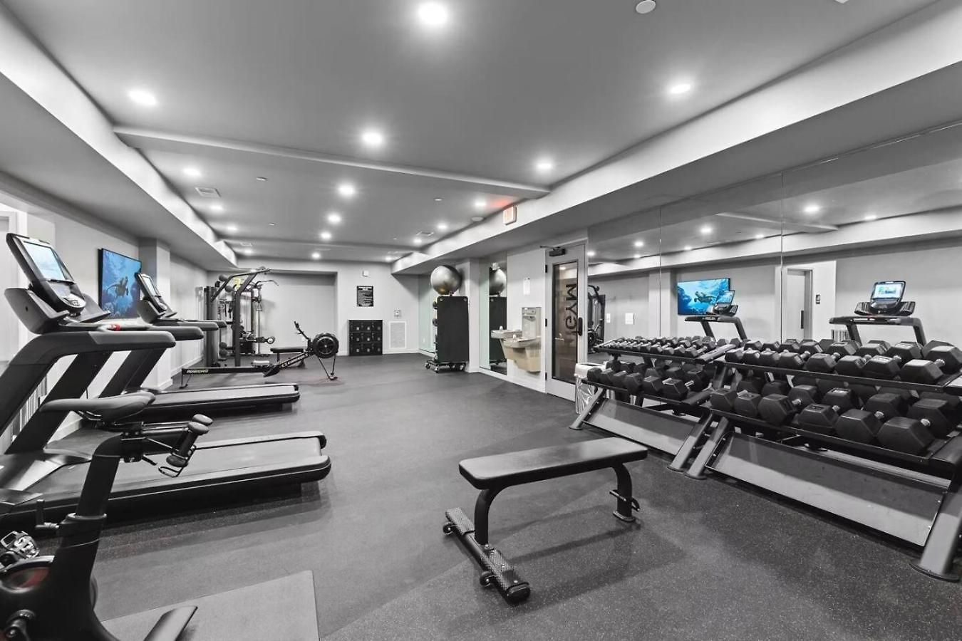 Upscale In Downtown With Pool, Balcony, Gym And Garage Nashville
