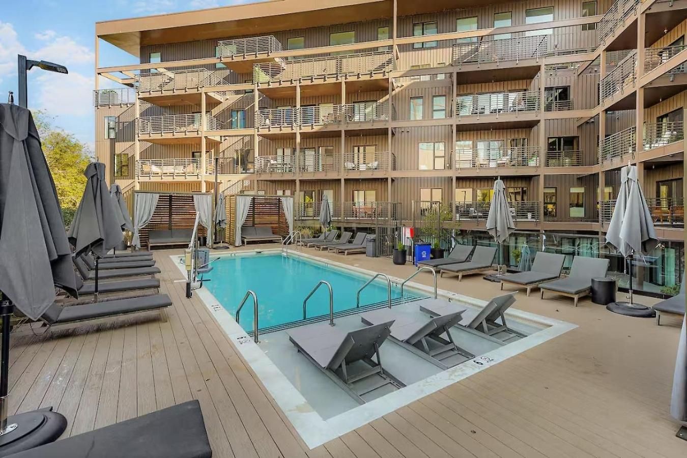 Upscale In Downtown With Pool, Balcony, Gym And Garage Apartment *
