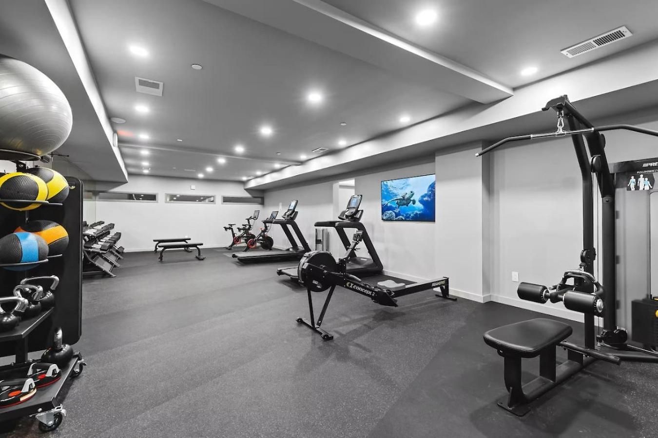 Upscale In Downtown With Pool, Balcony, Gym And Garage Apartment *