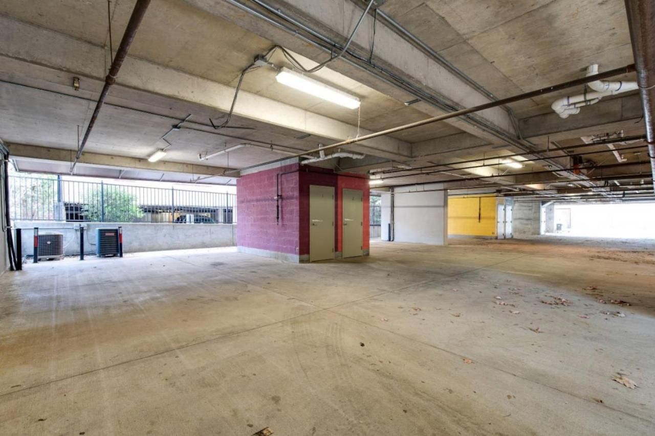 Apartment 2-bedroom Unit With Free Parking & 2 King Beds *