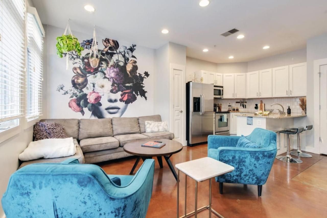 West End Townhome With 2 En-suites And Free Private Parking