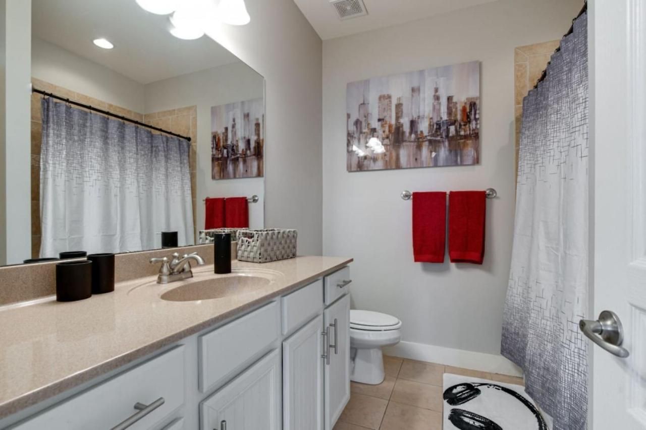 Music Row Luxury - Two King Bedrooms - Private Garage & Ensuite Baths Holiday home