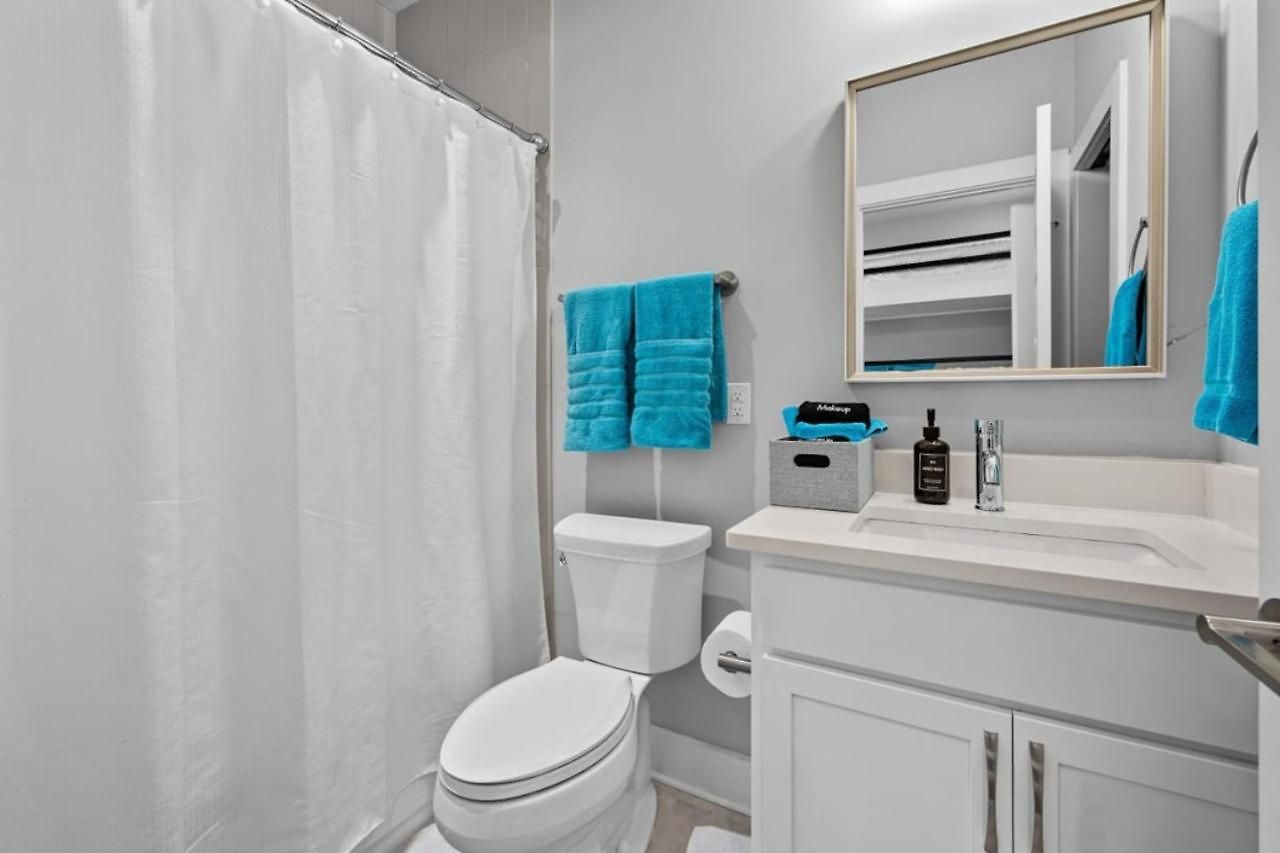 Heights Townhome With Free Parking & 3 Baths *