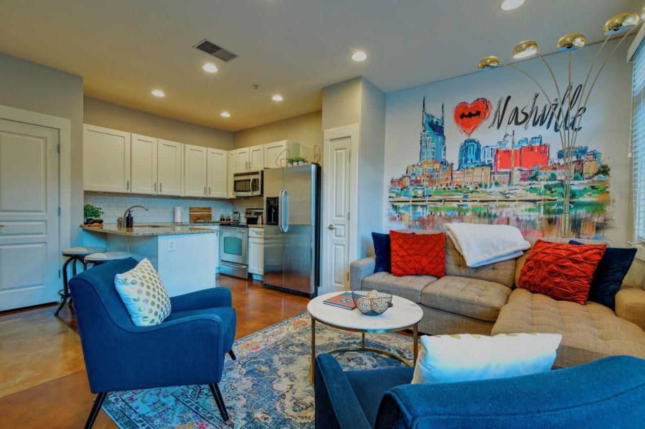 Apartment Three-level West End With Private Office And Free Secured Parking