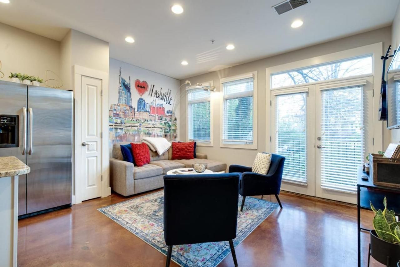 Apartment Three-level West End With Private Office And Free Secured Parking *