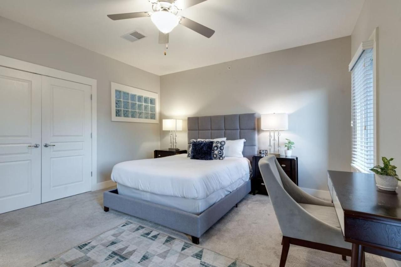 Apartment Three-level West End With Private Office And Free Secured Parking *