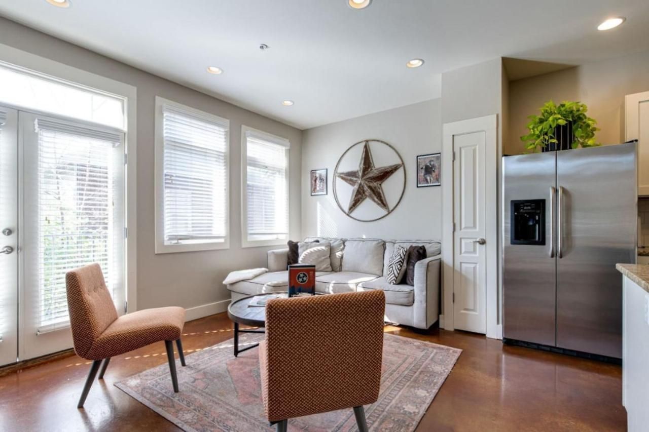 Modern 3-story West End - Free 2-car Garage Apartment Nashville