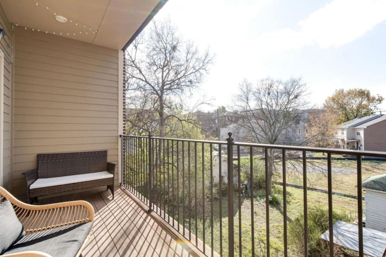 Modern 3-story West End - Free 2-car Garage Apartment Nashville