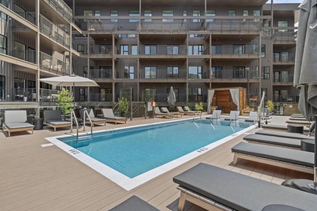 Apartment Downtown Pool, Gym + Skyline Views Walk To Bridgestone