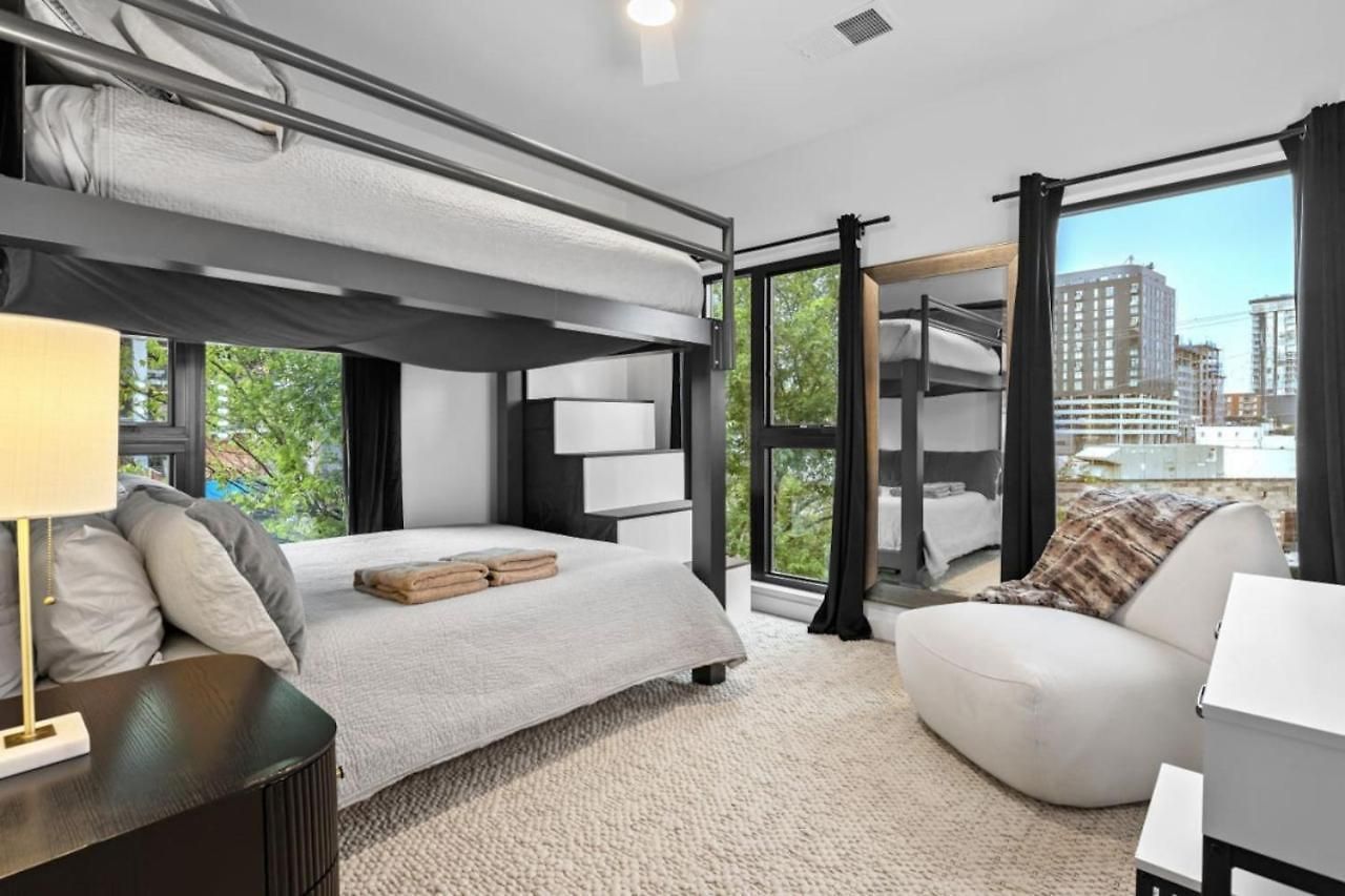 Downtown Pool, Gym + Skyline Views Walk To Bridgestone Apartment *