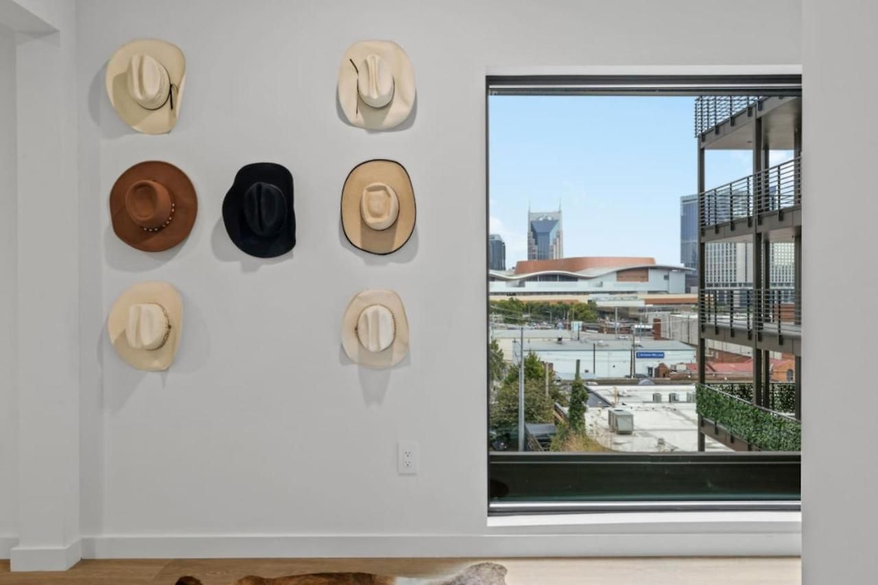 Downtown Pool, Gym + Skyline Views Walk To Bridgestone Apartment *