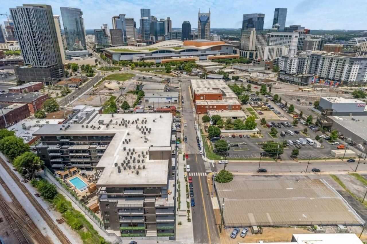 Downtown Pool, Gym + Skyline Views Walk To Bridgestone Nashville