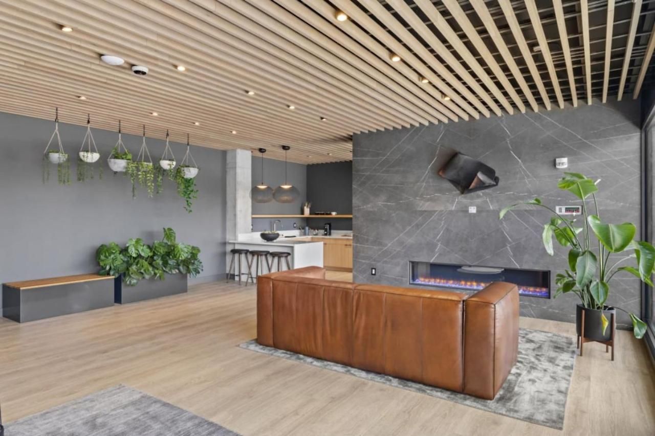 Apartment Downtown Pool, Gym + Skyline Views Walk To Bridgestone