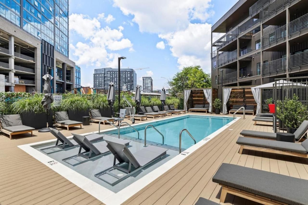 Downtown Pool, Gym + Skyline Views Walk To Bridgestone Nashville