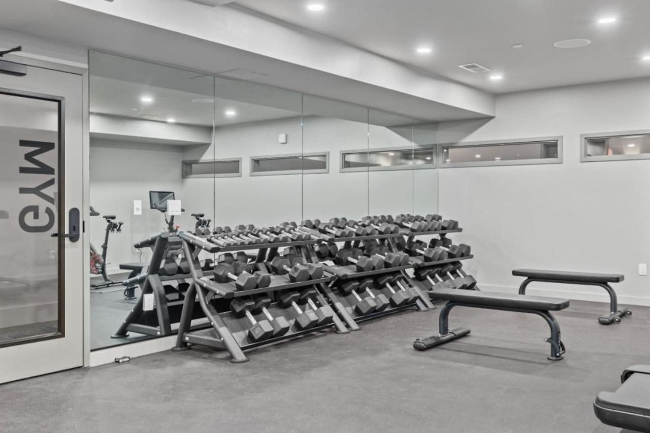 Downtown Pool, Gym + Skyline Views Walk To Bridgestone Apartment *