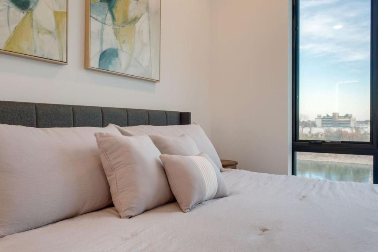 The Riverfront Vip - Walk To Broadway & Nissan Stadium - Free Garage Apartment