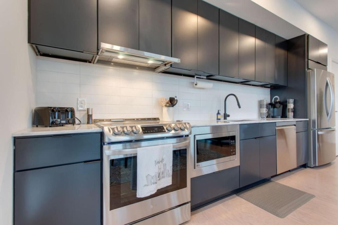 The Riverfront Vip - Walk To Broadway & Nissan Stadium - Free Garage Apartment *