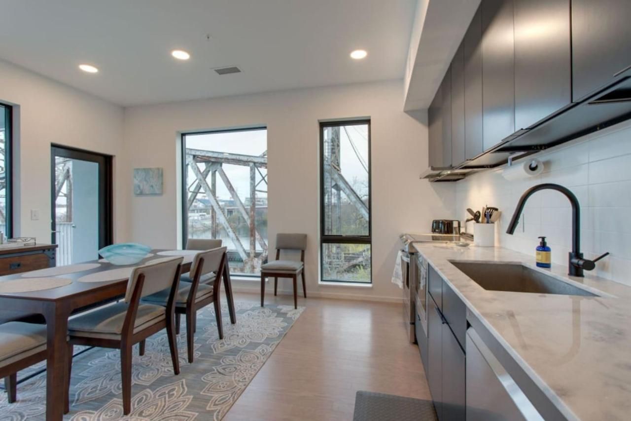 The Riverfront Vip - Walk To Broadway & Nissan Stadium - Free Garage Apartment