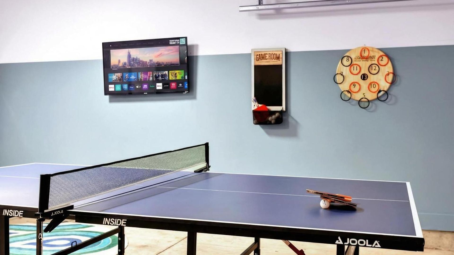 Lux Retreat 12 Beds Games Bar
