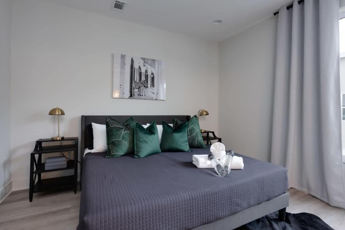 New East Oasis 13beds Roofdeck Free Parking Holiday home *