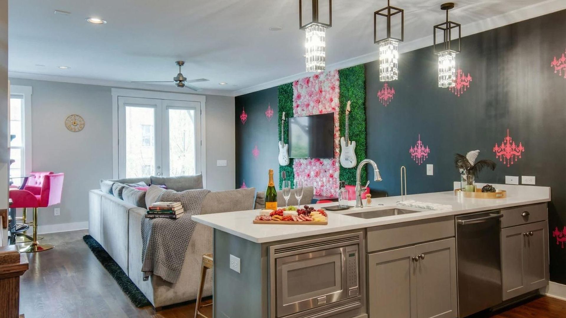 Close To The Gulch - Book Today * Nashville