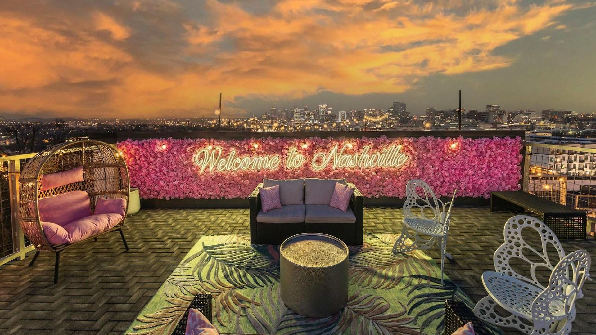 Luxury Retreat: Rooftop Hot Tub Double Deck & Game * Nashville