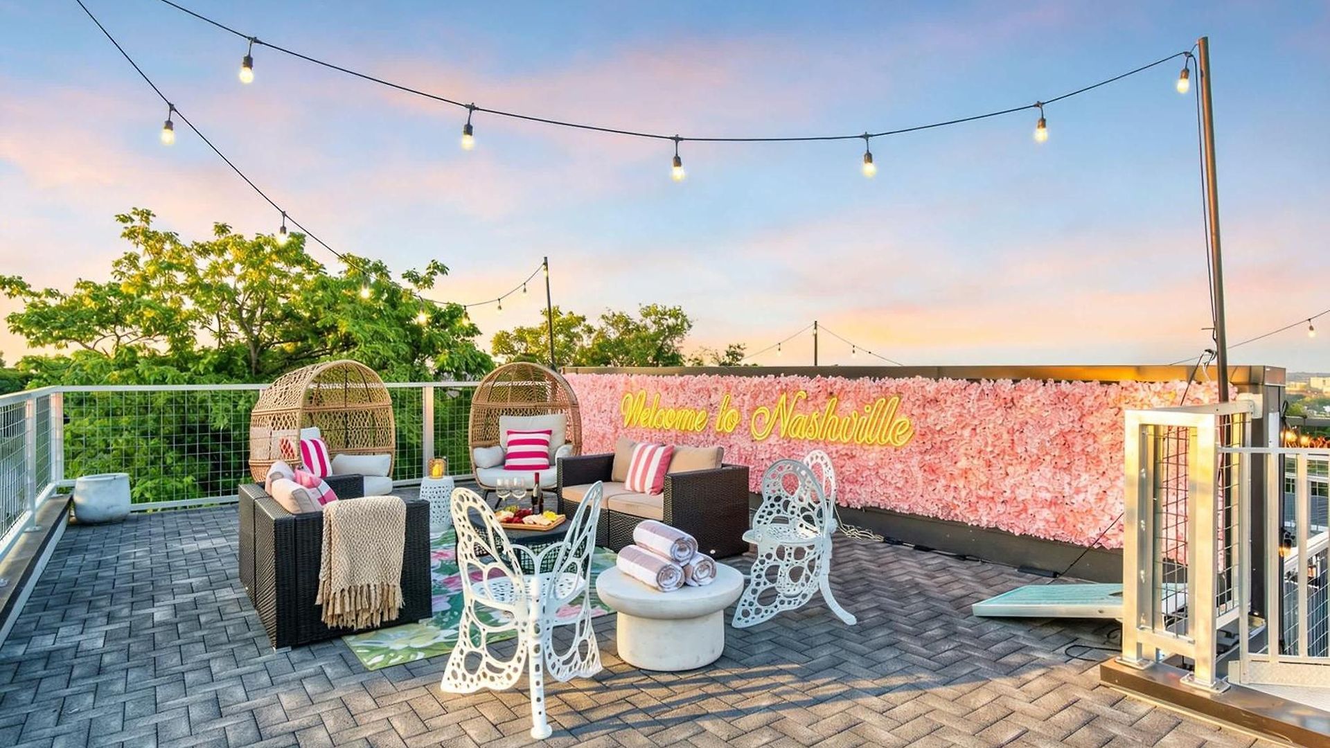 Luxury Retreat: Rooftop Hot Tub Double Deck & Game Holiday home Nashville