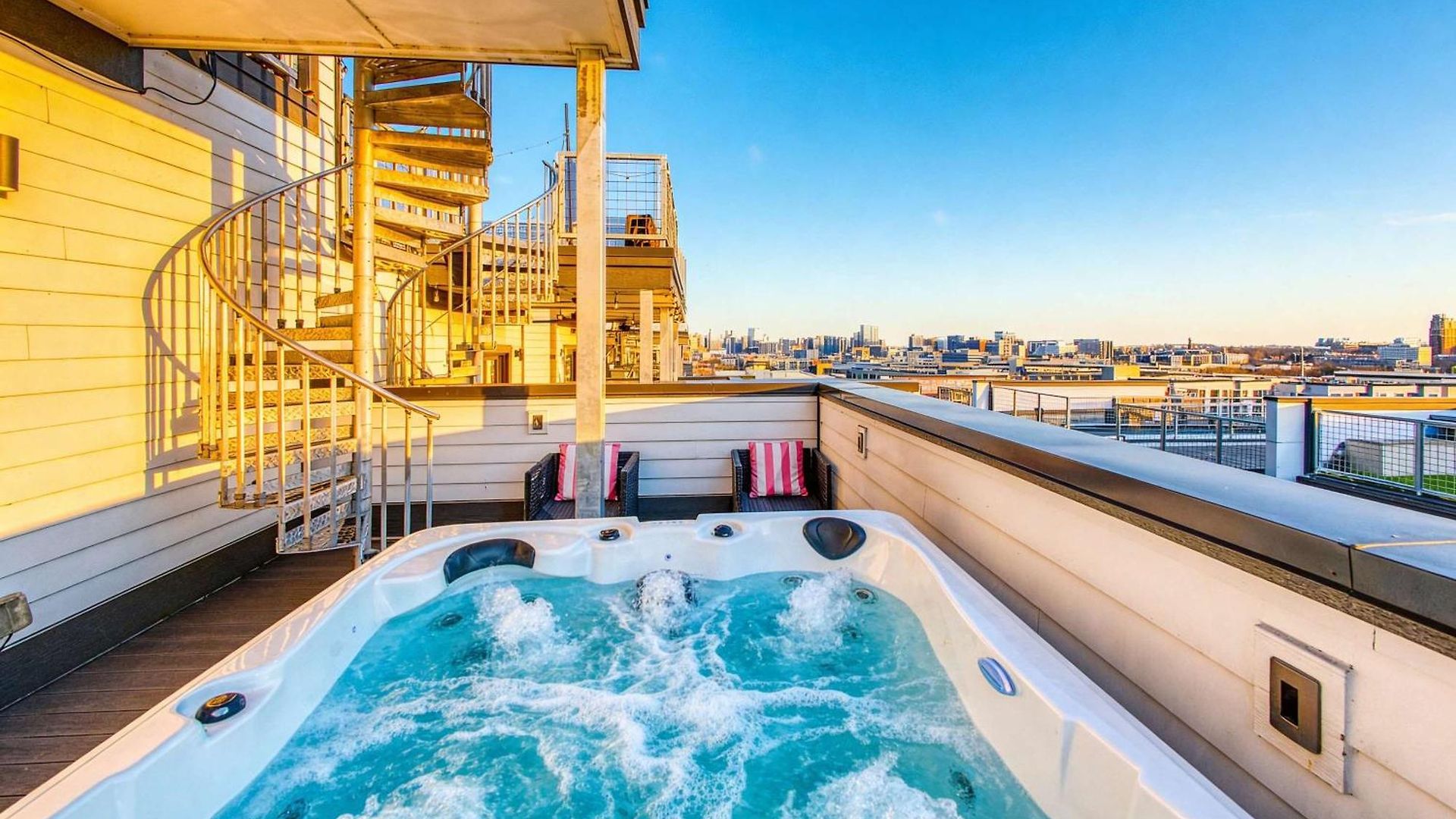 Luxury Retreat: Rooftop Hot Tub Double Deck & Game * Nashville