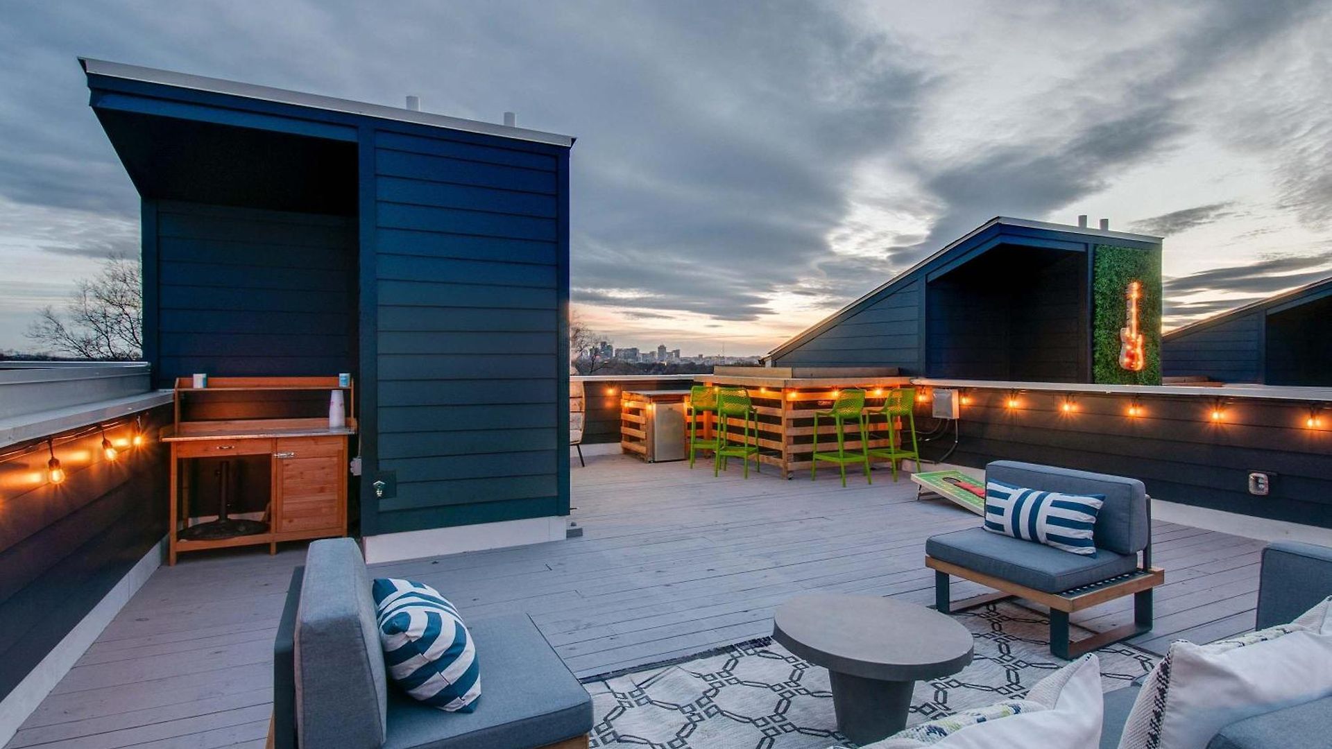 East Nash Lux - 13 Beds & Views *