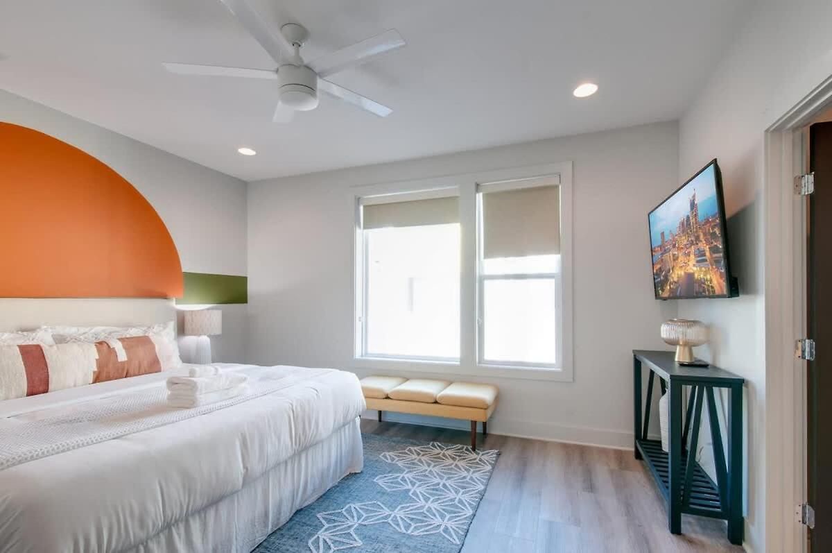 East Nash Lux - 13 Beds & Views